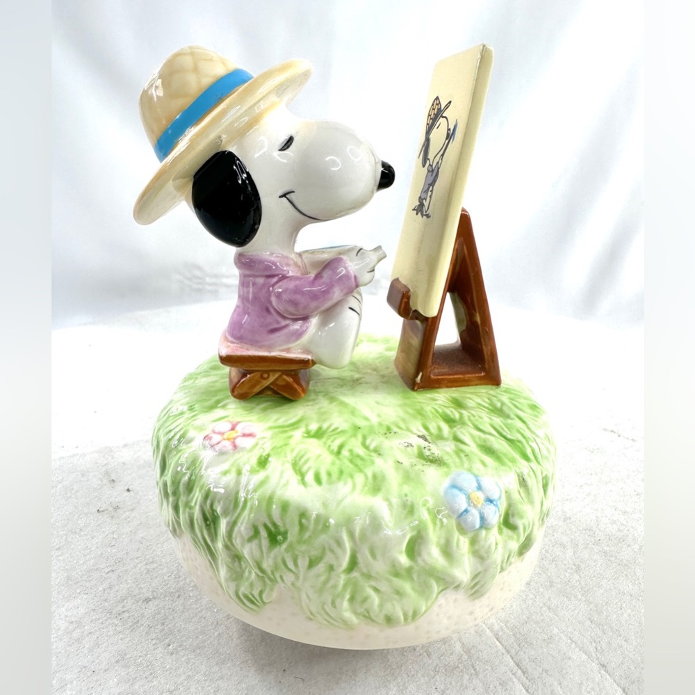 Vintage Schmid Snoopy Peanuts Ceramic Music Box Painting Self Portrait 1985